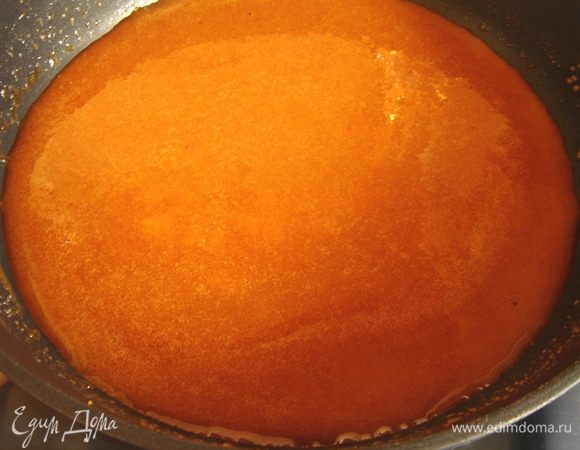 Для счастливых обладателей кулинарных градусников укажу температуру.Для простых смертных-всё на глазок.Сметану достать из холодильника за 30 минут до начала приготовления.В маленькую сковороду всыпать сахар и влить воду.При постоянном помешивании сварить сироп(или довести до 127*С),который имеет приятный медовый цвет.