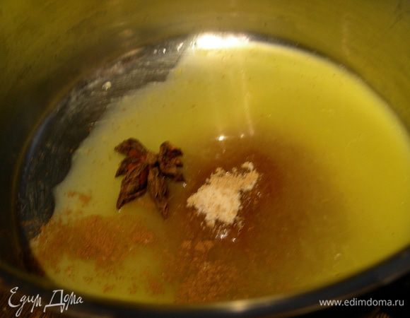 Для сиропа в небольшой кастрюльке смешиваем апельсиновый сок, сахар, специи и все прогреваем.

