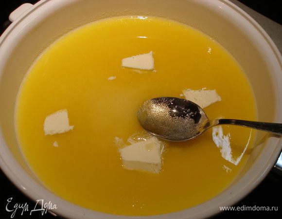 Половину консервированных персиков и сироп, в котором они были, превращаем в пюре и выливаем в сковородку. Добавляем масло, сахар и коньяк. Вместо персиков можете смело брать абрикосы, а вместо коньяка - ром или какой-нибудь светлый ликер. Держим на огне буквально 30 секунд, пока масло не растает. Крем получается настолько вкусным, что его и без блинов можно употреблять:) 