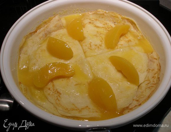 Блины складываем вчетверо и выкладываем в сковородку. У меня здесь 8 блинов. Сверху выкладываем куски персиков, которые остались. Держим на маленьком огне, пока блины на нагреются. Можно поливать их соусом. Когда блины хорошо прогреются, снять с огня и немедленно подавать!