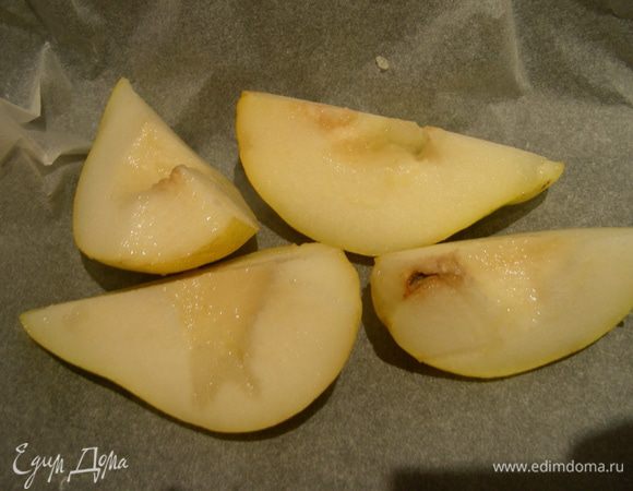Груши чистим (если кожура мягкая, как, например, у Уильямс, то можно не чистить) режем на четвертинки. Если Вы их запекаете не сразу, то их надо взбрызнуть лимонным соком, чтобы не потемнели. Из бумаги для выпечки делаем 2 конвертика, выкладываем на них груши.
