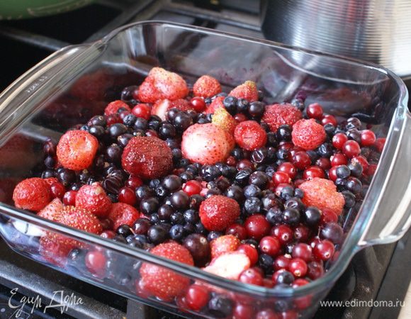 Если ягоды заморожены то необходимо разморозить в духовке, примерно минут 15.