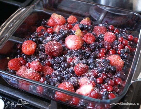 Сахаром посыпать размороженные ягоды.