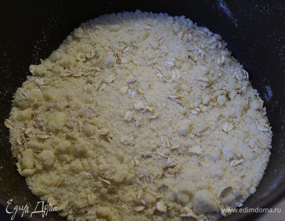 Масло перемешать с мукой и сахаром.Растереть всё в крошку.Тесто должно собираться в комок и потом рассыпаться в крошку.Добавить геркулес,перемешать.