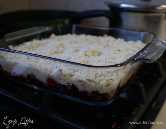 Ягоды сверху посыпать крошкой.