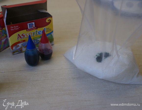 ЗЕЛЕНЫЙ САХАР.
Положить в пакет сахар и накапать около 5 капель зеленого пещевого красителя.
