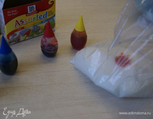 ЖЕЛТЫЙ САХАР.
Положить в пакет сахар и накапать около 5 капель желтого пещевого красителя. 
