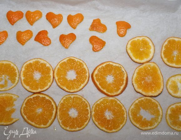 Фрукты помыть, нарезать тонкими пластинами.

Выложить их на поднос, застеленный бумагой для выпечки.

Оставить сушиться, при комнатной температуре, на 4-6 дней.

Каждый день переворачивать!