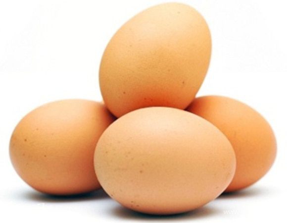 !Яйца нужно брать очень свежие (не больше 1 недели). В таком случае белок еще плотно прилегает к желтку и при опускании в кипяток от свернется вокруг него, а не растечется.