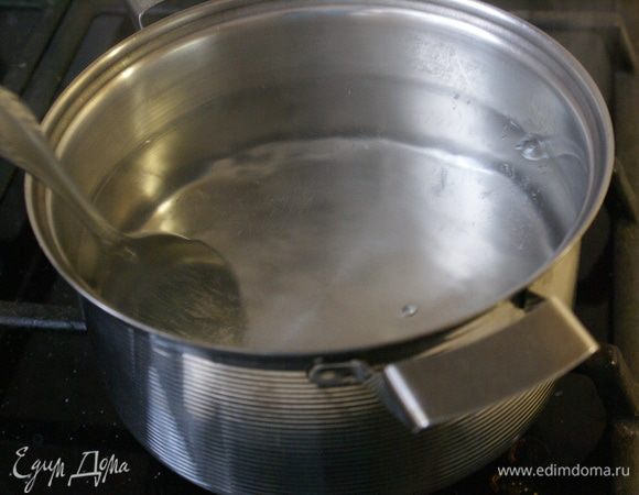 Добавить соль и уксус, размешать.

Яйцо выпустить из скорлупы в мисочку, не повреждая желток.

Кипящую воду размешать ложкой, чтобы получить водоворот и быстро и аккуратно вылить туда яйцо.

Варить 1-4 минуты. 

Достаем шумовкой, чтобы убрать лишнюю воду.
