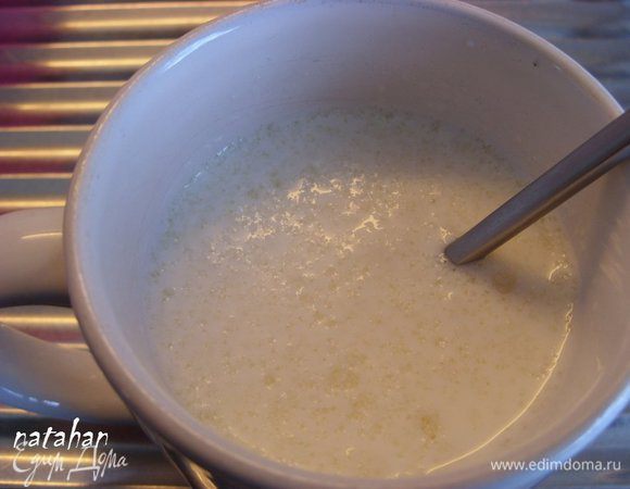 Приготовим творожный мусс: 
Вначале приготовить желатиновую 
массу: смешать в большой керамической кружке молоко и желатин. Тщательно размешать и оставить набухать желатин 5-7 минут.
Затем поставить кружку в микроволновку и нагревать 1 минуту при мощности 300. 
Кружку с желатином поставить в холодильник остывать.