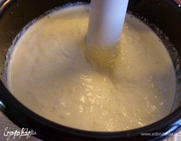 В кружку с творожной смесью добавить желатиновую смесь. Взбить блендером минуты 1-1.5.
У меня творог домашний не кислый. А Вы пробуйте свой, и если надо, добавьте сахар.