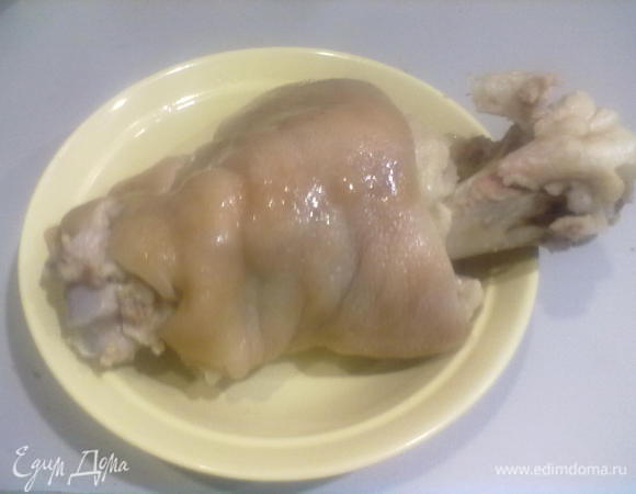 Рульку отвариваем в течение 3,5-4часов,с добавлением лука,лаврового листа,моркови,соли(надо пересолить,т.к.охлажденный продукт будет недосоленным при обычной норме соли),перчить не надо