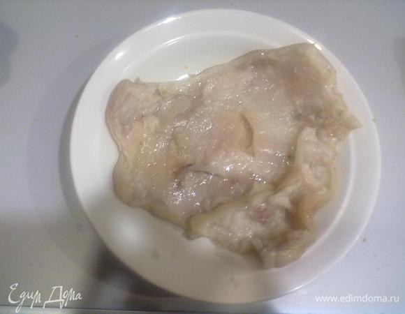 Готовую рульку слегка охлаждаем,бульон процеживаем.С охлажденной рульки снимаем осторожно кожу,стараясь ее не повредить