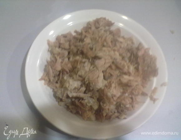 С кости снимаем мясо,мелко рубим ножом,солим,перчим,добавляем меленько рубленый чеснок,все хорошенько перемешиваем.Можно приправить майораном,паприкой и т.д.У каждой хозяйки есть свои любимые специи