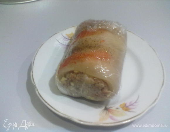 Раскладываем наш фарш на кожу(основу) рвномерным слоем в 1-2см.(зависит от площади основы),формируем рулет,натираем паприкой и перчиком,заворачиваем его в пищевую пленку и отправляем в холодильник