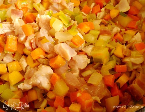 Овощи нарезать кубиками.В толстостенной(у меня чугунная) кастрюле обжарить измельчённые лук и чеснок,добавить нарезанный бекон и небольшие кусочки курицы(или куски панчетты),тушить минут 5.Добавить репу,морковь,сельдерей и картофель тушить ещё минут 5-7.