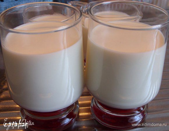 Аккуратно сверху Rote Grütze залить творожно - желатиновую смесь. Стаканы поставить в холодильник на 15-20 минут.