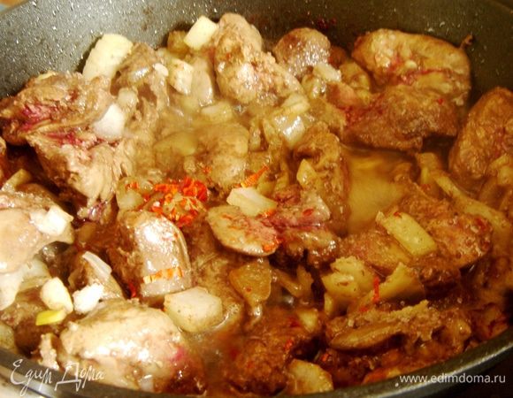 Булочку замочит в молоке.Четверть луковицы измельчить и обжарить с печенью на растительном масле до готовности.Посолить и поперчить.Размять печень вилкой или в блендере,но не в пюре.Грузди нарезать кубиками.Смешать.