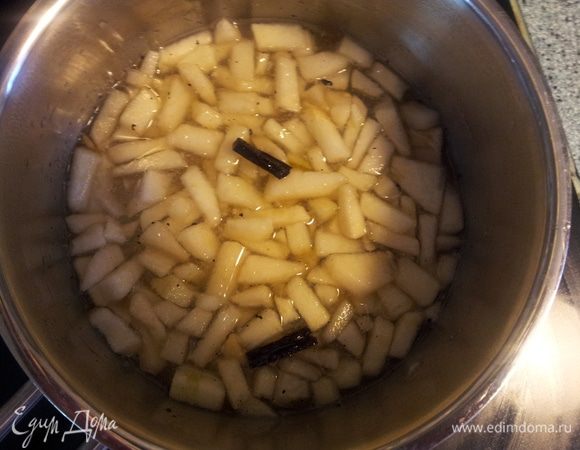 И добавляем в наш сахарно-ванильный сироп. И варим минуты три, я забыла про них и варила минут 6. На вкус не повлияло. 