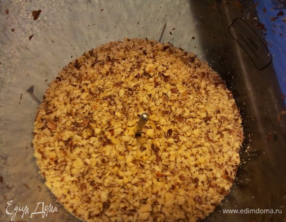 Пока груши томятся, измельчаем печенье ( и орехи)