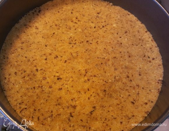 Растапливаем масло и добавляем Шоколадную пасту все выливаем  в печенье( и орехи) Все хорошо мешаем и выкладываем в форму и ставим в холодильник на 20 минут. 