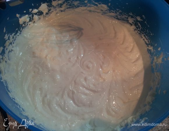 Сливочный сыр взбиваем с семенами ванили и сахарной пудрой ...