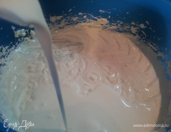 Добавляем 450 мл сливок и ликер Амаретто и еще раз очень хорошо взбиваем до пиков.