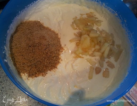 Добавляем измельченное печенье Амаретто и кусочки груши. Аккуратно перемешиваем.