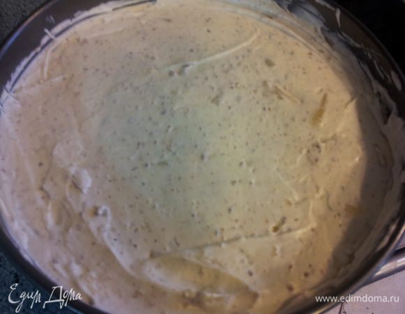 Нашу вкусноту выкладываем на печенье в форму, равняем и ставим в холодильник на час. После часа взбиваем оставшиеся сливки(100мл) еще раз промазываем торт и ставим в холодильник желательно на ночь.