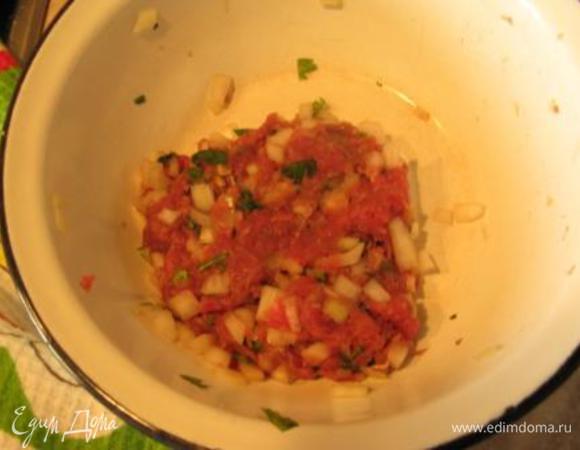 Готовим фарш для начинки. Запариваем хлопья в 2 ст.л. кипятка, накрываем и оставляем на 5 мин набухнуть. Измельчаем чеснок и зелень. Все смешиваем, солим и чуть отбиваем. У меня на картинке еще и с луком. Готовила и так и так, но яблоко с чесноком на мой взгляд вкуснее.
