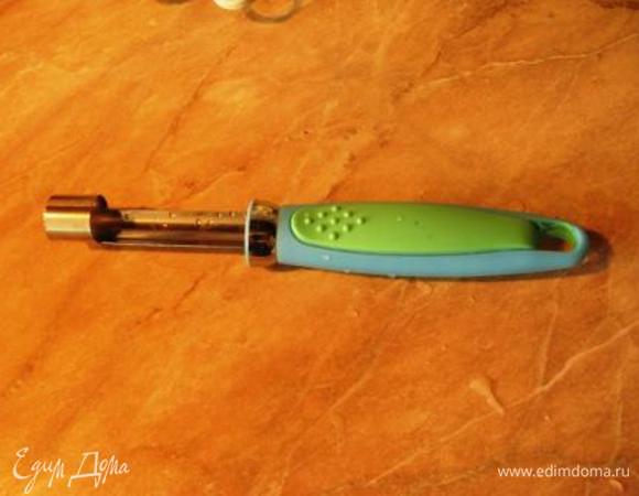Подготавливаем яблоки. Моем и обсушиваем. Удаляем сердцевину и немного мякоти. Можно чайной ложкой, а можно таким приспособлением.