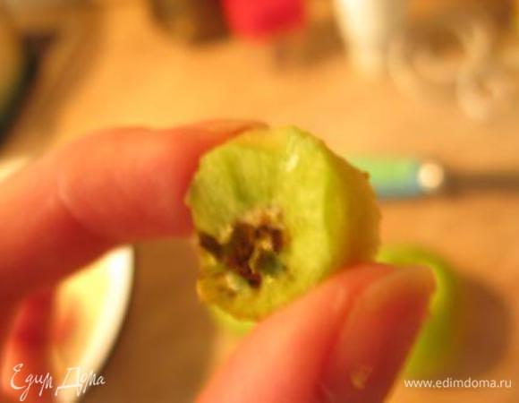 Дно я закрыла, чтоб сок не очень-то вытекал. Если удаляете ложкой, просто не до конца.