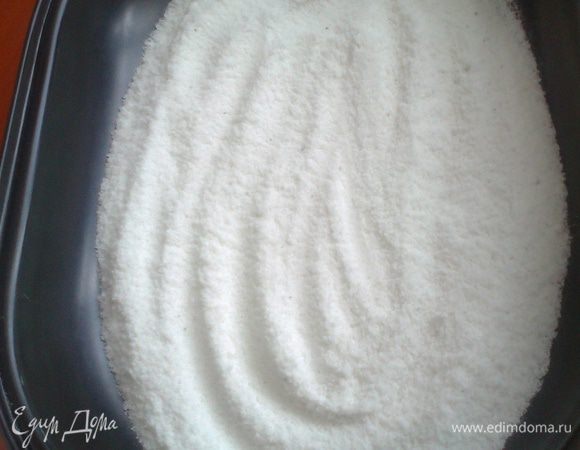 Высыпаем всю соль на дно формы.Если у Вас противень,то распределяем ближе к центру толщиной не менее см.