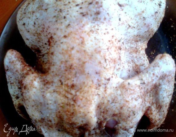 Курицу я натёрла приправой,но мама ничем не натирала,просто соль внизу и всё!