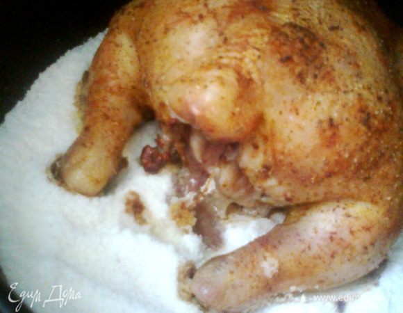 Небольшая курочка(как у меня)сготовится за час,но уже на полпути видно,как жирок стекает в соль.