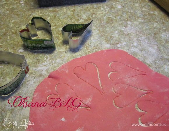 Из мастики вырезаем лепестки. Для этого я использовала самодельные вырубки из жестяной банки. Должно быть три вырубки одна небольшая для бутона, вторая побольше для средних листиков и третья - крупная , для большого цветка.