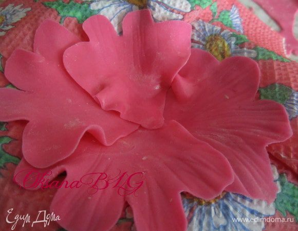 Выложить 4 крупных лепестка.