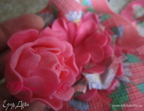 Затем поместить серединку цветка.