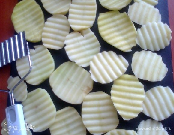 Ставим ножичек-"зигзаг"перпендикулярно столу и надавливаем на картофелину прямо до доски.Получаем дольки,которые УЖЕ можно жарить!