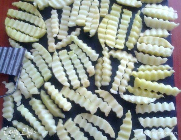 Теперь снова ножичком надавливаем на дольки и получаем палочки...