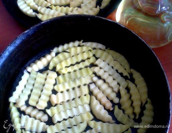 Отправляем в духовку.Когда снизу позолотится-переворачиваем.Но кто не хочет заморачиваться,можно налить больше масла!