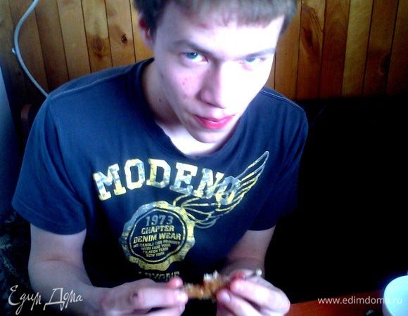 А вот главный поедатель такой картошечки!А овощи он не любит,но в таком сочетании съедает всё!)))