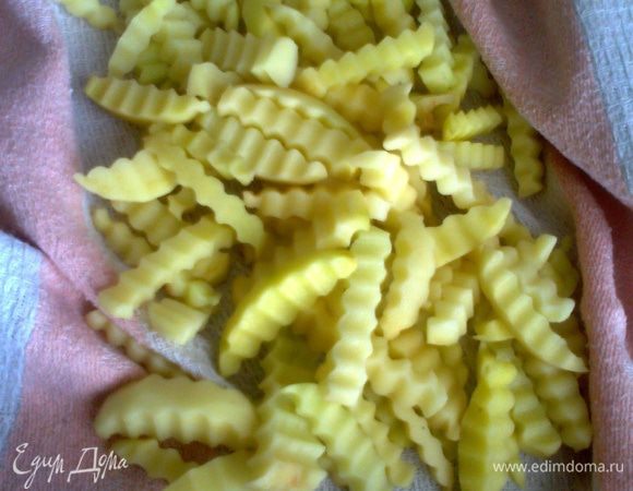 Обсушим все кусочки в кухонном полотенце,чтобы убрать лишнюю влагу.