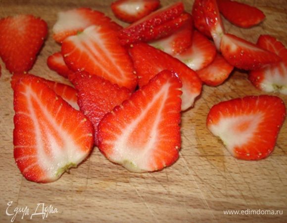 Духовку разогреть до 100°.
Клубнику помыть,порезать тонко.Обсушить бум.полотенцем.
