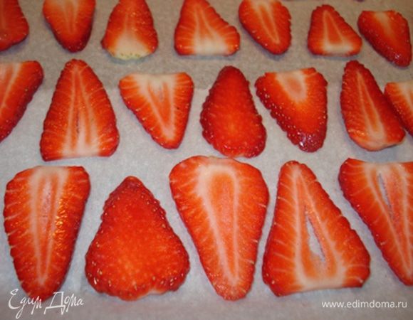 Противень зaстелить пергаментом,положить на пергамент порезанную клубнику,посыпать 15 г сахара.Поставить в духовку на 1 ч.