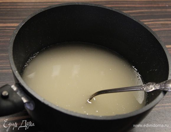 Смешать в кастрюле сахар, сироп, соль и 1\2 стакана воды. И поставить на огонь. Дать покипеть 8 минут не мешая!!!