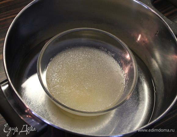 Залить желатин 1\2 стаканом воды,перемешать и поставить на водяную баню до растворения. Огонь средний и даже слабый... Периодически помешивать ложечкой... Должно стать абсолютно прозрачно!