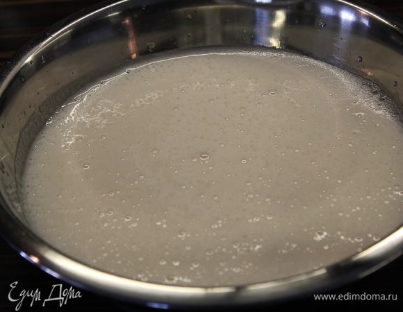 Теперь вылить желатин в большую миску и начинаем медленно взбивать на низкой скорости,... постепенно, тонкой струйкой вливая горячий сироп... 