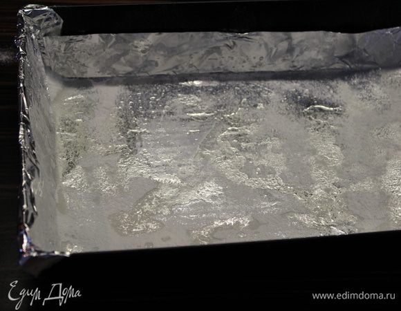Застелить форму фольгой,смазать ее растительным маслом и посыпать сахарной пудрой.